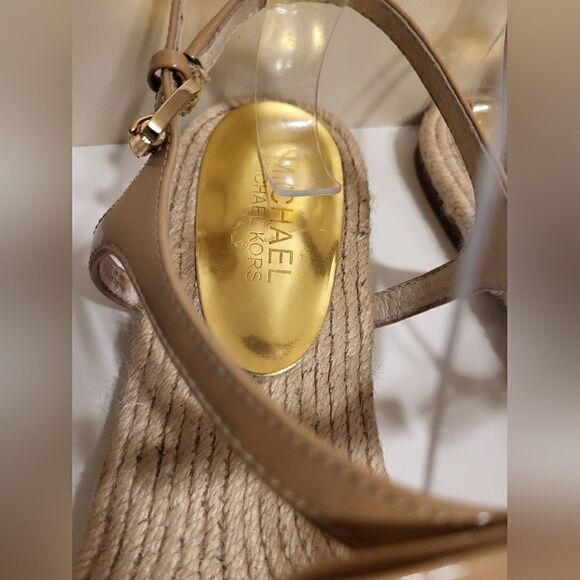 MK Michael Kors Tan Patent Leather & Jute Sole T-Strap Sandals sz. 9.5 Ret.$129 - Picture 4 of 7